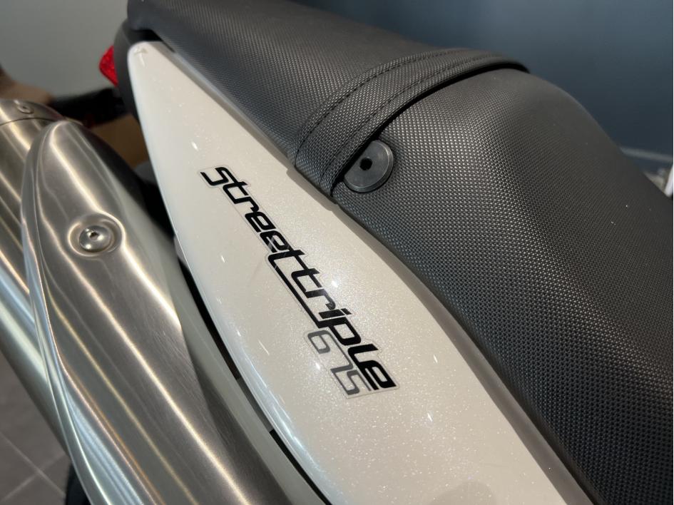 TRIUMPH STREET TRIPLE 675