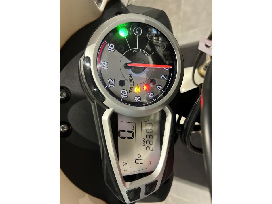 TRIUMPH STREET TRIPLE 675