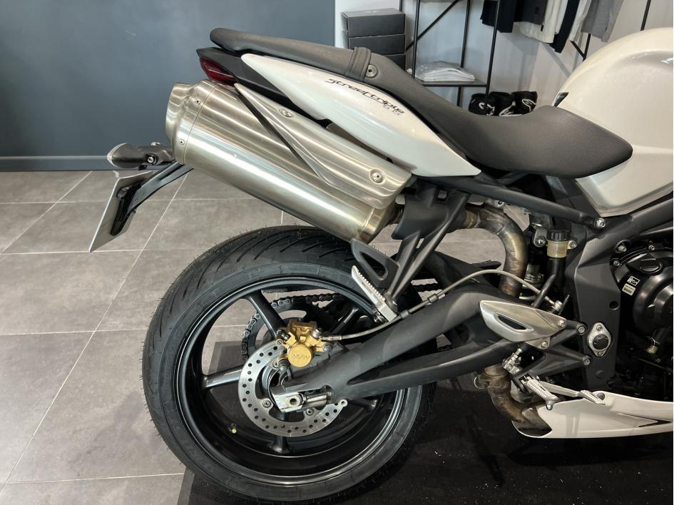 TRIUMPH STREET TRIPLE 675